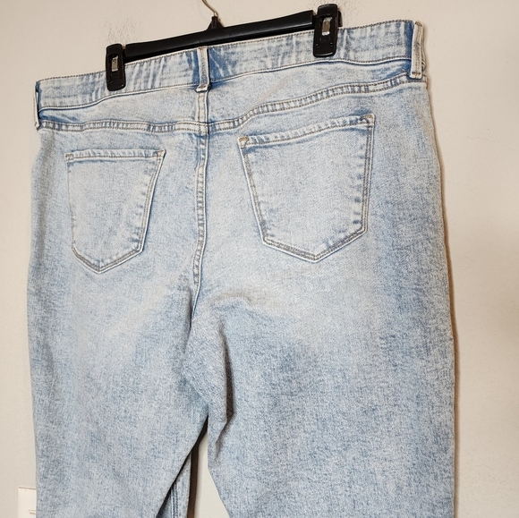 Old Navy lightwash plus Size 18 jeans. Comfort waist. - Picture 4 of 14